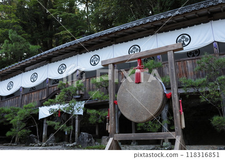 我的喉嚨在山腰上鳴響 我的喉嚨在山腰上鳴響 118316851
