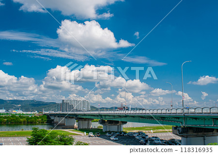枚方大橋是一座橫跨淀川的公路橋 118316935