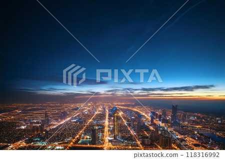 從飛機上鳥瞰大城市夜景 118316992