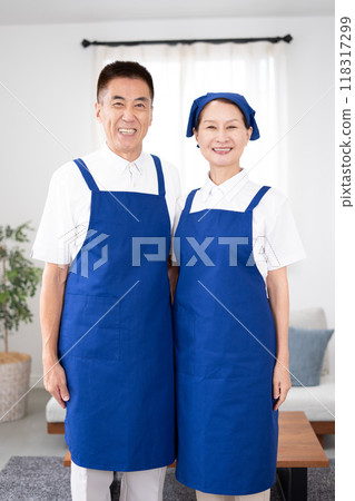 白色馬球衫的高級管家，藍色圍裙（男性和女性，已婚夫婦，獨立，退休） 118317299