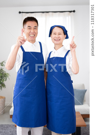 白色馬球衫的高級管家，藍色圍裙（男性和女性，已婚夫婦，獨立，退休） 118317301