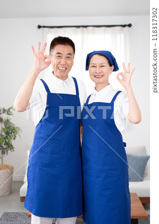 白色馬球衫的高級管家，藍色圍裙（男性和女性，已婚夫婦，獨立，退休） 118317302