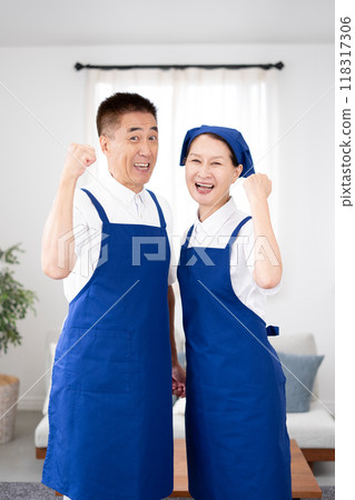 白色馬球衫的高級管家，藍色圍裙（男性和女性，已婚夫婦，獨立，退休） 118317306