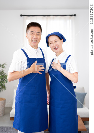白色馬球衫的高級管家，藍色圍裙（男性和女性，已婚夫婦，獨立，退休） 118317308
