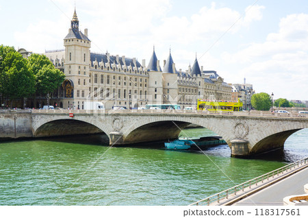 River and bridge in Paris, France 118317561