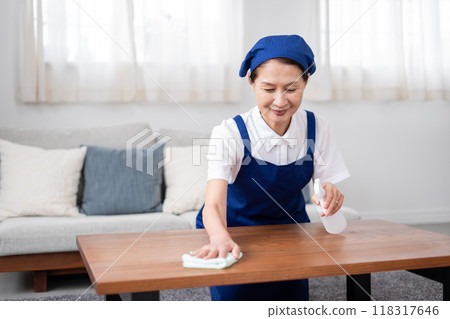 白色馬球衫的資深女性管家有藍色圍裙的 白色馬球衫的資深女性管家有藍色圍裙的 118317646