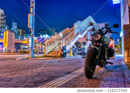 夜間停在東京的美國摩托車 118317709
