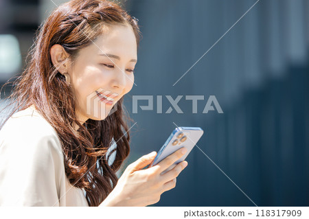 A woman watching a smartphone 118317909
