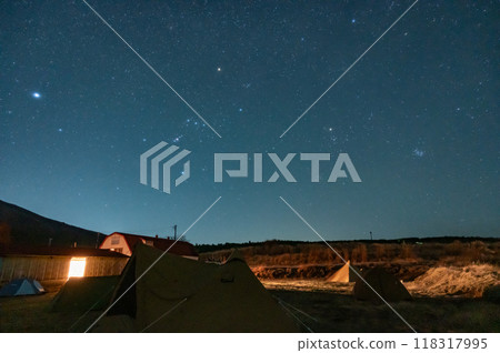 Campsite night scenery 118317995