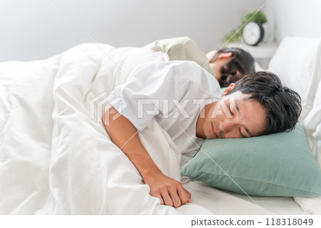 一對年輕夫婦睡在床上（睡得好、睡得香甜、睡得深） 118318049