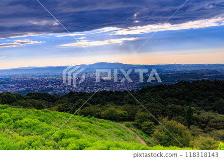 奈良若草山的初秋夜景、生駒山的遠景、山邊留下的通往藍天的天使梯 118318143