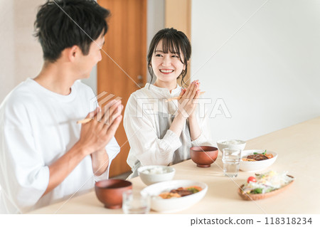 Couples/couples eating at home (self-catering/Itadakimasu) 118318234