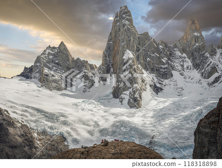 Cerro Saint Exupery near Laguna de los Tres and hikers Cerro Saint Exupery near Laguna de los Tres and hikers 118318898