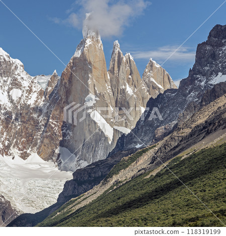 Close view of Cerro Torre, Egger Torre and aguja Stanhard of the Fitz Roy mountain range 118319199