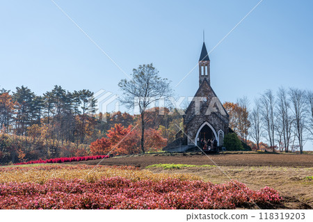 岐阜郡郡上市，秋天的日野高原田園村花田外可見的教堂 118319203