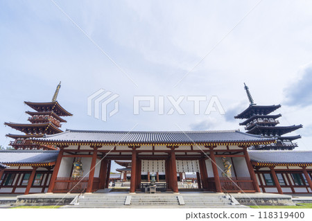 Magnificent scenery of Yakushiji Temple in Nara: West Pagoda, Middle Gate, and East Pagoda 118319400