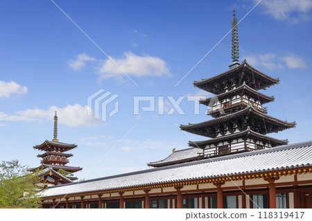 Magnificent scenery of Yakushiji Temple in Nara: West Pagoda, Middle Gate, and East Pagoda 118319417