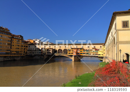 Ponte Vecchio, a World Heritage Site on the Arno River, in the historic center of Florence, Tuscany, Italy, in southern Europe 118319593