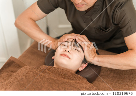 一位女士和一位脊椎按摩師/治療師進行頭部按摩、頭部水療、頭皮按摩、頭皮護理和小臉矯正 118319676