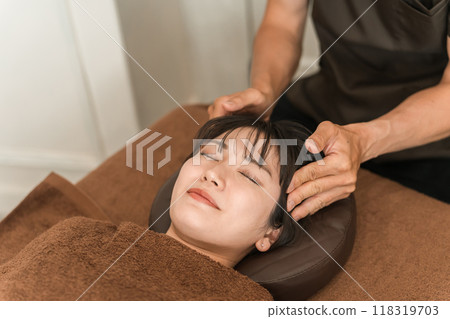 一位女士和一位脊椎按摩師/治療師進行頭部按摩、頭部水療、頭皮按摩、頭皮護理和小臉矯正 一位女士和一位脊椎按摩師/治療師進行頭部按摩、頭部水療、頭皮按摩、頭皮護理和小臉矯正 118319703