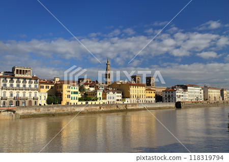 Scenery along the Arno River flowing through the historic center of Florence, Tuscany, Italy, Southern Europe 118319794
