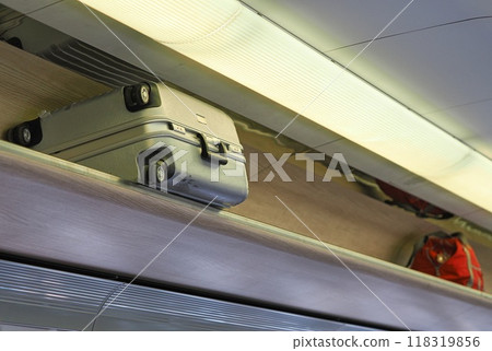 放置在新幹線行李架上的手提箱（手提包） 118319856