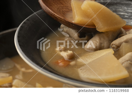 Motsuni: Arrange the stewed offal on a plate 118319988