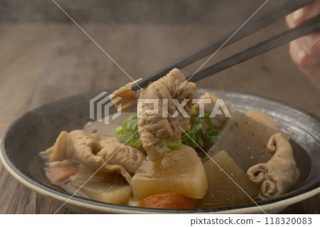 煮好的內臟,用筷子夾起 煮好的內臟,用筷子夾起 118320083