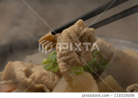 煮好的內臟,用筷子夾起 煮好的內臟,用筷子夾起 118320086