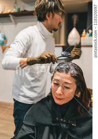 50 多歲的成年女性在美容院變得灰色 118320097