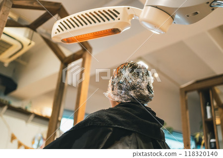 How long should you leave your hair dye on at the salon? 118320140