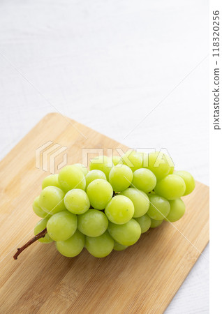 Fresh shine muscat 118320256