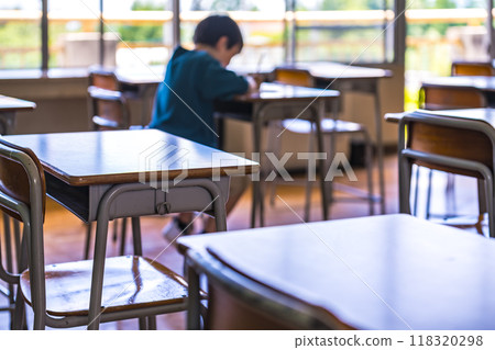 小學生和教室 118320298