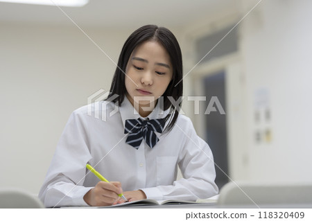 Female high school students studying Photography cooperation: Ariake College of Education and Arts 118320409