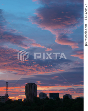 Dramatic midsummer sunrise cityscape (July 2024) 118320573