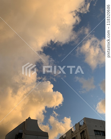 夏日傍晚的天空，彩色的雲彩 118320686