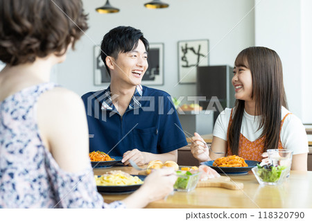 年輕男女在餐廳吃午餐 118320790