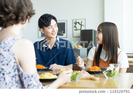 Young men and women having lunch at a restaurant 118320791