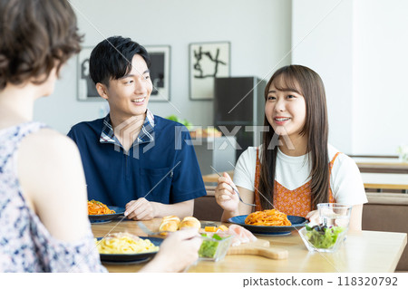 年輕男女在餐廳吃午餐 年輕男女在餐廳吃午餐 118320792