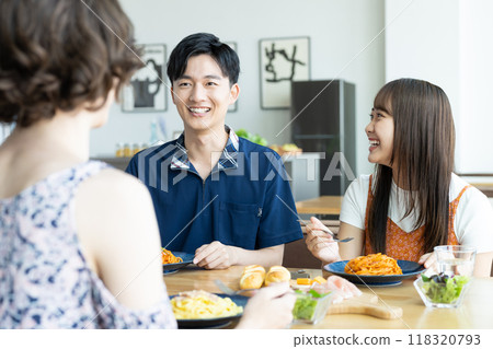 Young men and women having lunch at a restaurant 118320793
