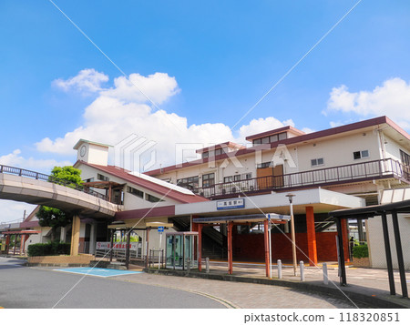 埼玉縣東松山市，晴朗的藍天和東武鐵道東上線本線高坂站西口 118320851