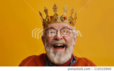 戴著皇冠的老人 118320900