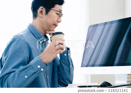 一個人在個人電腦前遇到麻煩 118321141