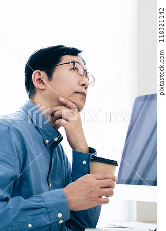 一個人在個人電腦前遇到麻煩 118321142