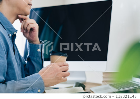 一個人在個人電腦前遇到麻煩 118321143