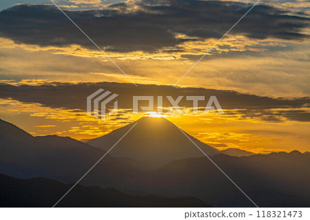 [Sunset material] Sunset seen from Mt. Takao/Diamond Fuji [Tokyo] 118321473