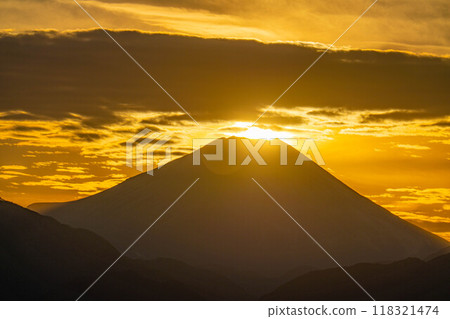 [Sunset material] Sunset seen from Mt. Takao/Diamond Fuji [Tokyo] 118321474