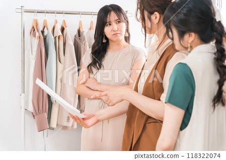 從事紡織設計師、時裝設計師、製版師、造型師和服裝業的女性。 從事紡織設計師、時裝設計師、製版師、造型師和服裝業的女性。 118322074