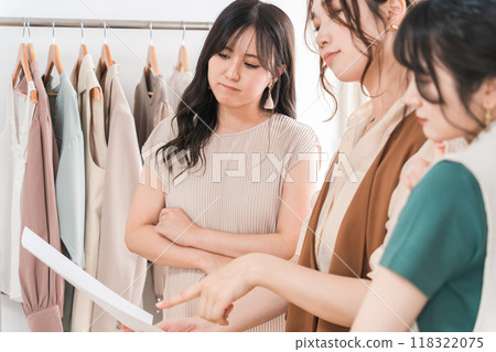 從事紡織設計師、時裝設計師、製版師、造型師和服裝業的女性。 118322075