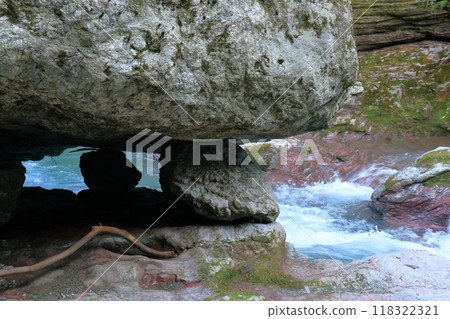 Nakatsu Valley: Natural Formation (Niyodogawa Town, Kochi Prefecture) 118322321